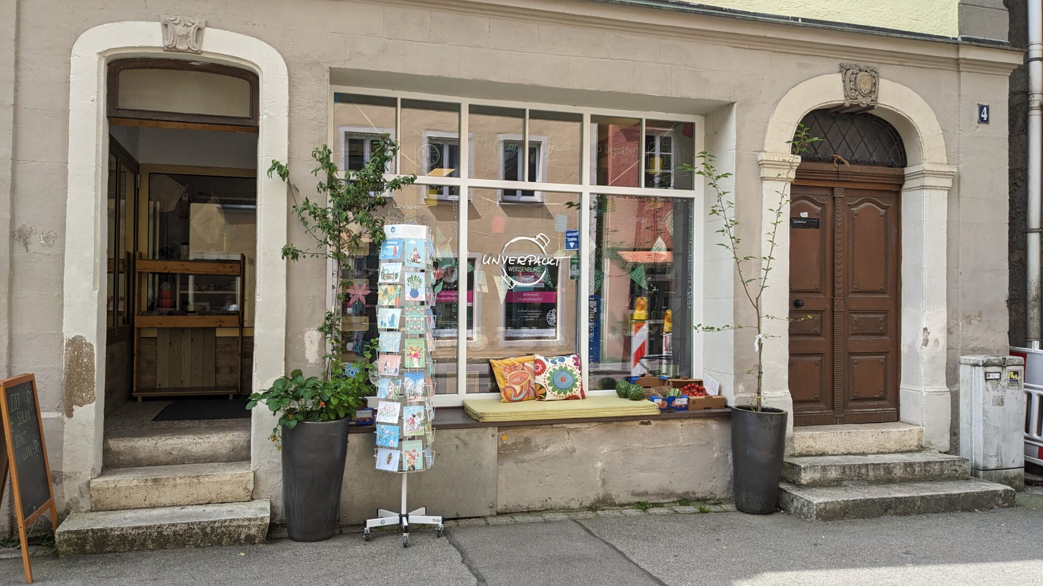 Der Eingang und das Schaufenster unseres Ladens in der Obertorstraße