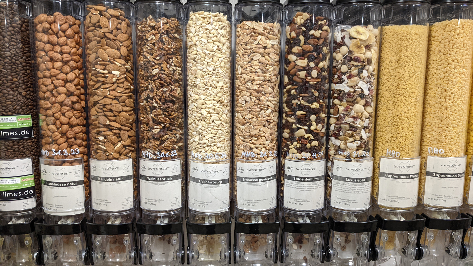 Nüsse, Mandeln und Müsli in den Spendern unseres Ladens